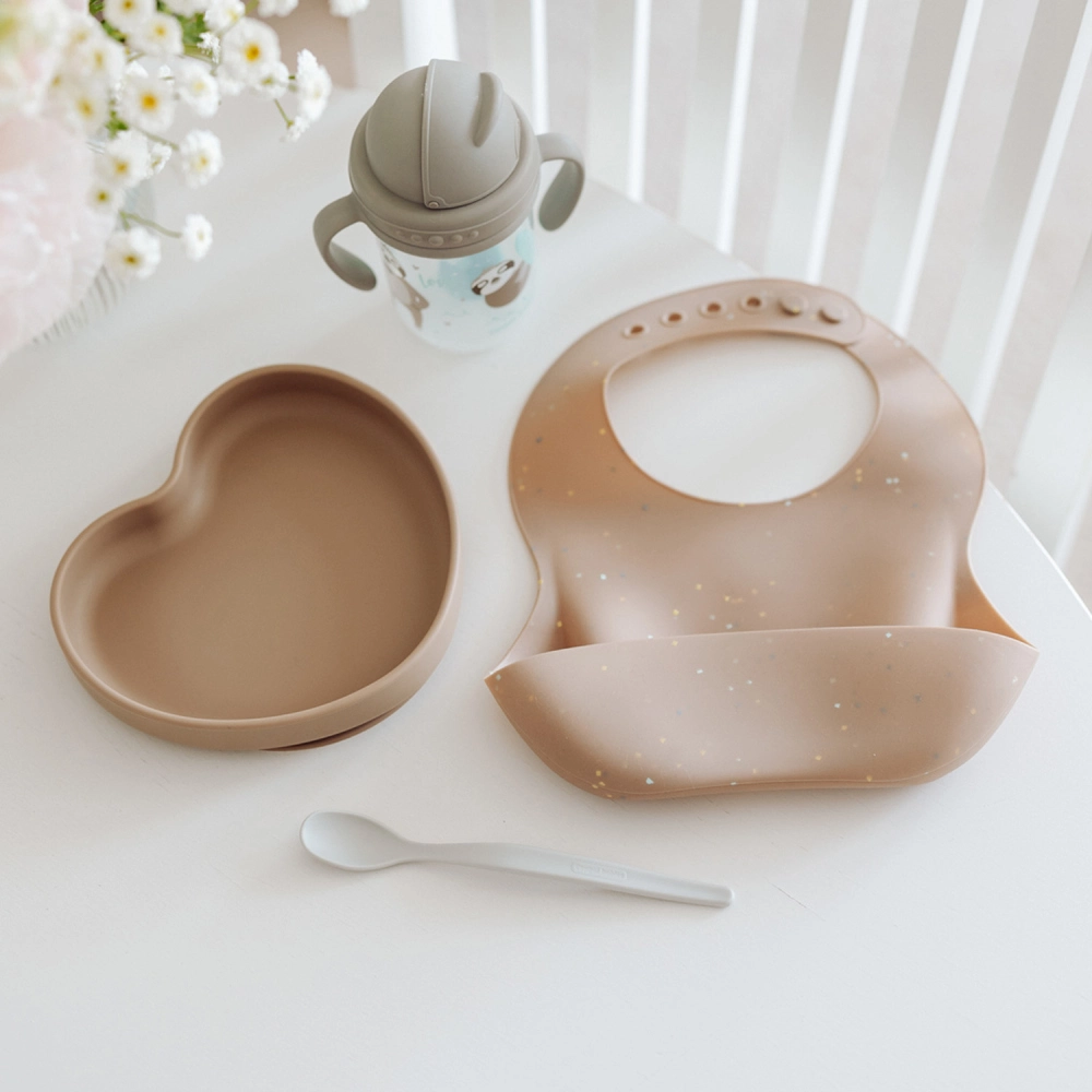 Canpol babies Silikonový bryndák s kapsou DOTS béžový