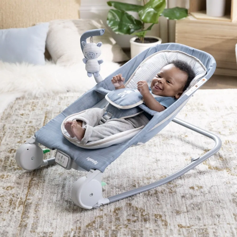 INGENUITY Lehátko masážní vibrující s melodií Happy Belly™ Rock-to-Bounce - Chambray 0m+ do 9kg
