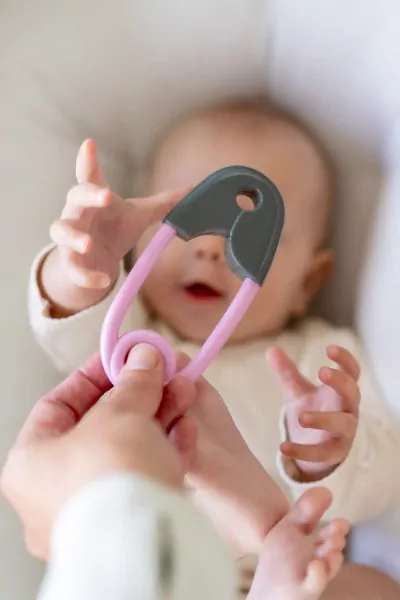  Chrastítko špendlík plast 12cm šedorůžové 12x19cm v sáčku 0m+