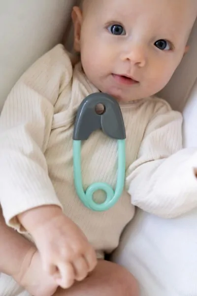  Chrastítko špendlík plast 12cm šedotyrkysové 12x19cm v sáčku 0m+