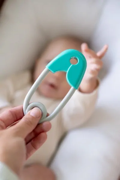  Chrastítko špendlík plast 12cm tyrkysovošedé 12x19cm v sáčku 0m+