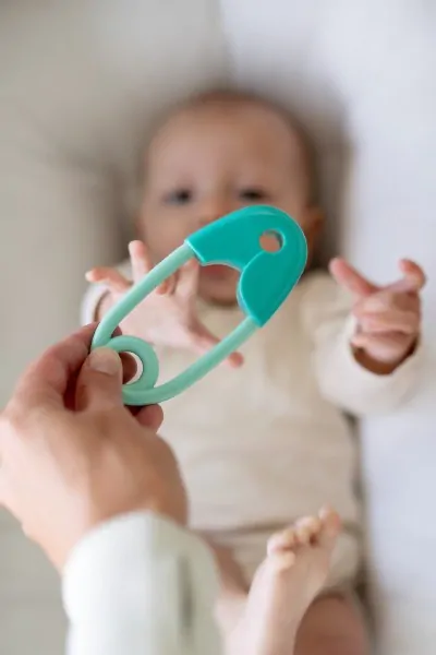  Chrastítko špendlík plast 12cm tyrkysové 12x19cm v sáčku 0m+