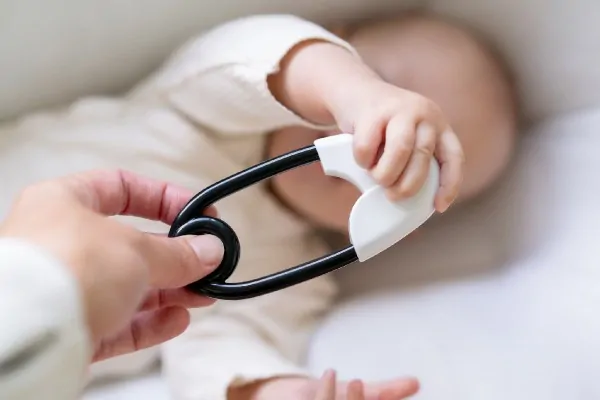  Chrastítko špendlík plast 12cm bíločerné 12x19cm v sáčku 0m+