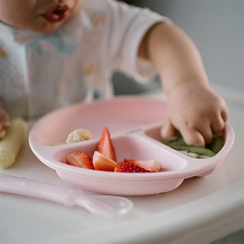 BABYONO Talíř silikonový s přísavkou - pink 6m+