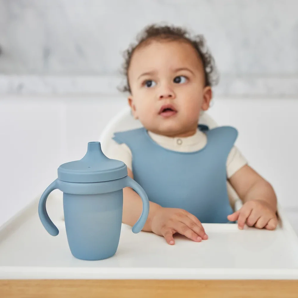 b.box Silikonový hrneček s pítkem 240 ml  Modrý