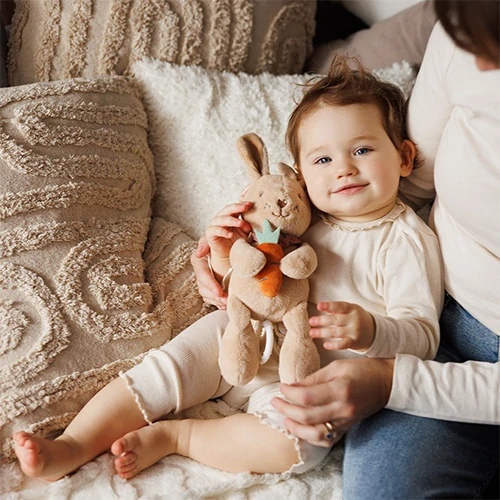 BABYONO Plyšová hrající hračka - Králíček KARO