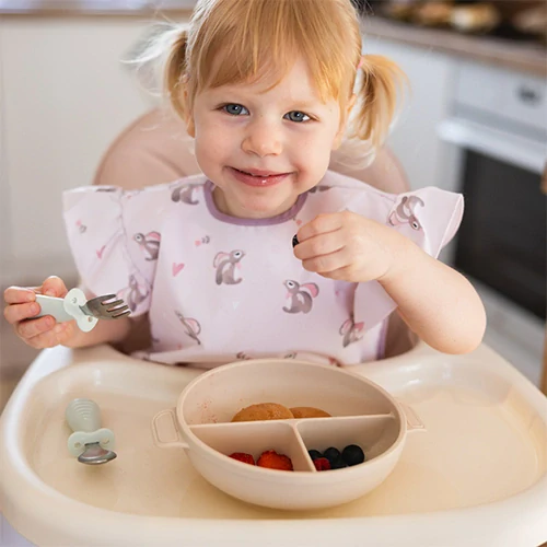 BABYONOBABYONO Talíř silikonový s přísavkou a víčkem béžový 6m+