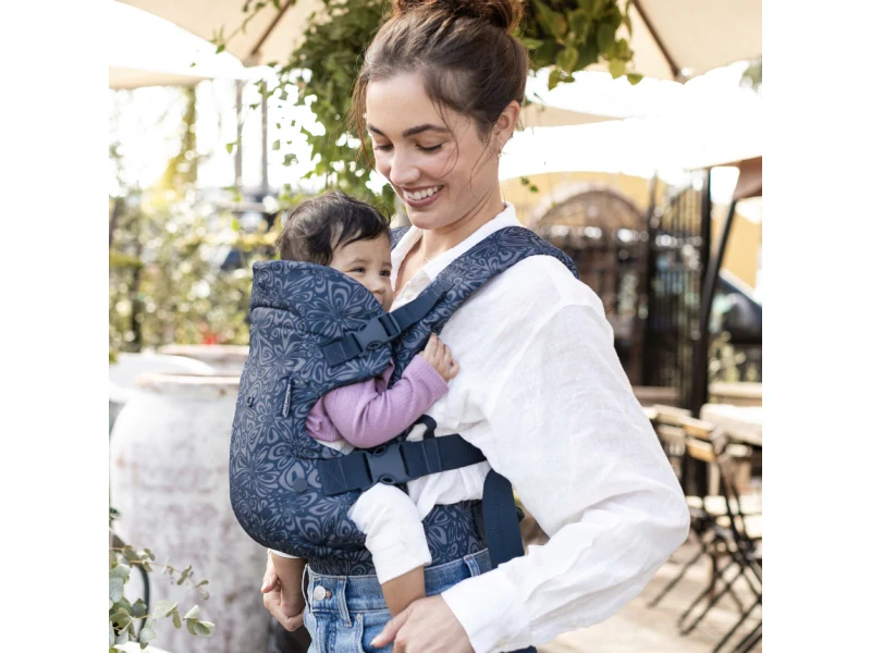 Infantino Nosítko Flip Advanced 4V1 Light & Airy Convertible Navy