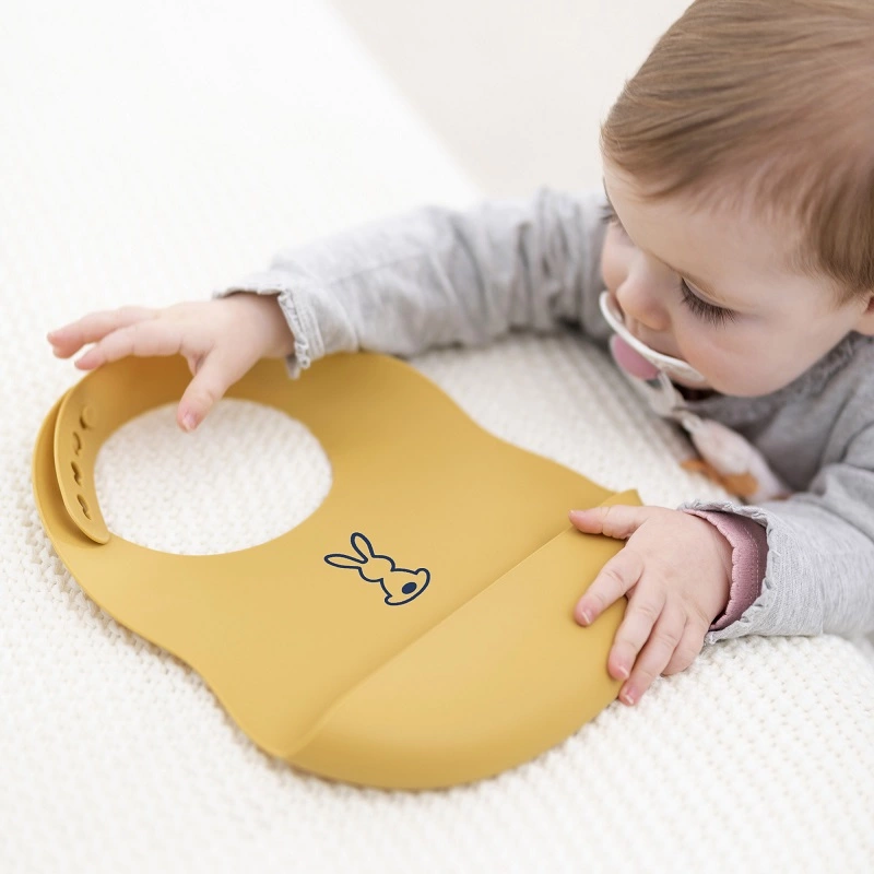 NATTOU Bryndák silikonový se zapínáním okrový bez BPA