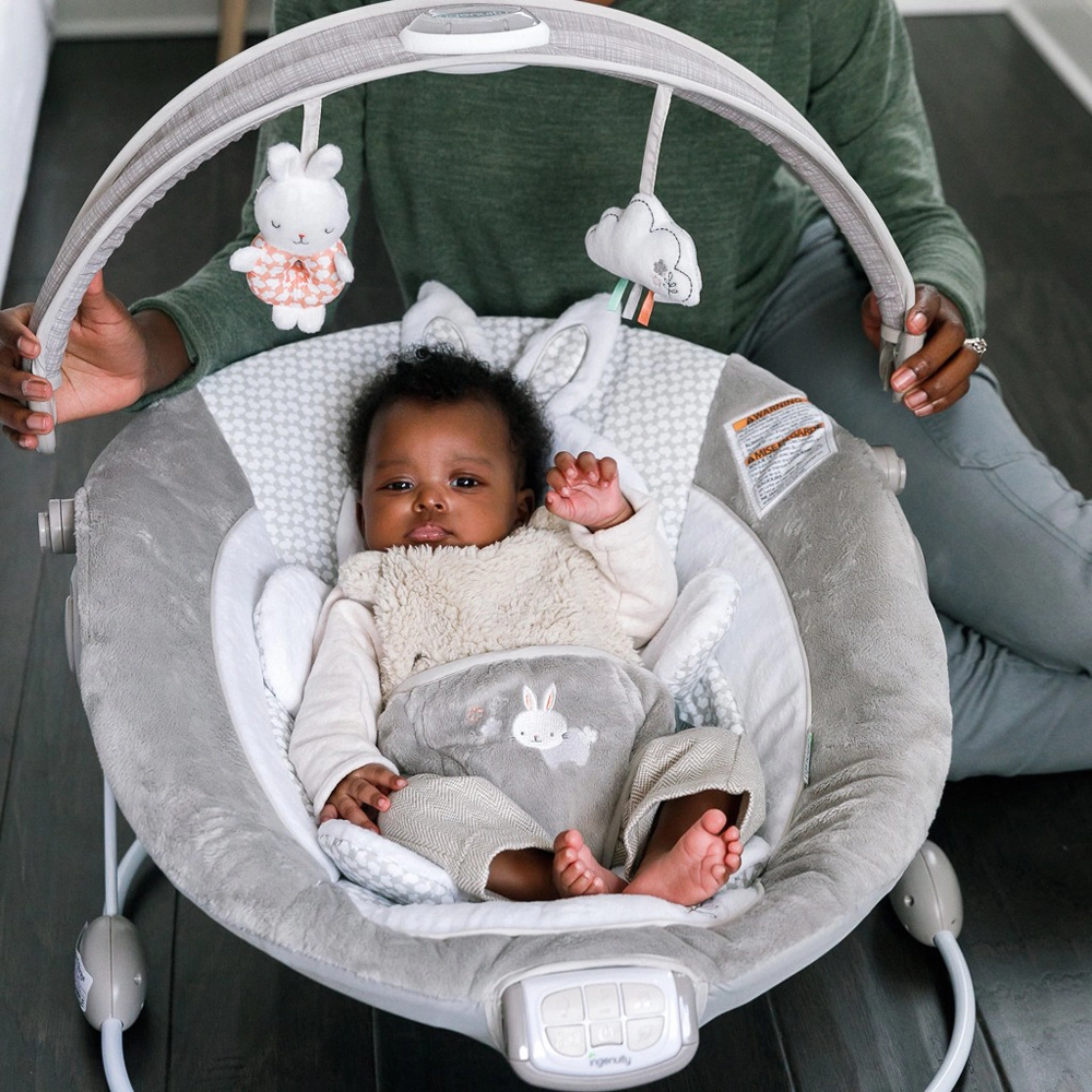 INGENUITY Lehátko vibrující s melodií a světlem Twinkle Tails™ 0m+ do 9 kg