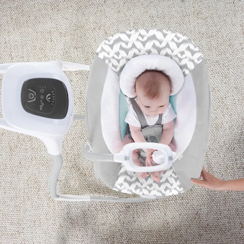 INGENUITY Houpačka velká s vibrací a melodií USB 2v1 Raylan 0m+ do 9 kg