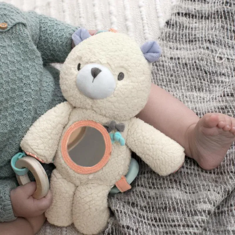 INGENUITY Hračka aktivní na C kroužku Nate™ medvídek 0 m+