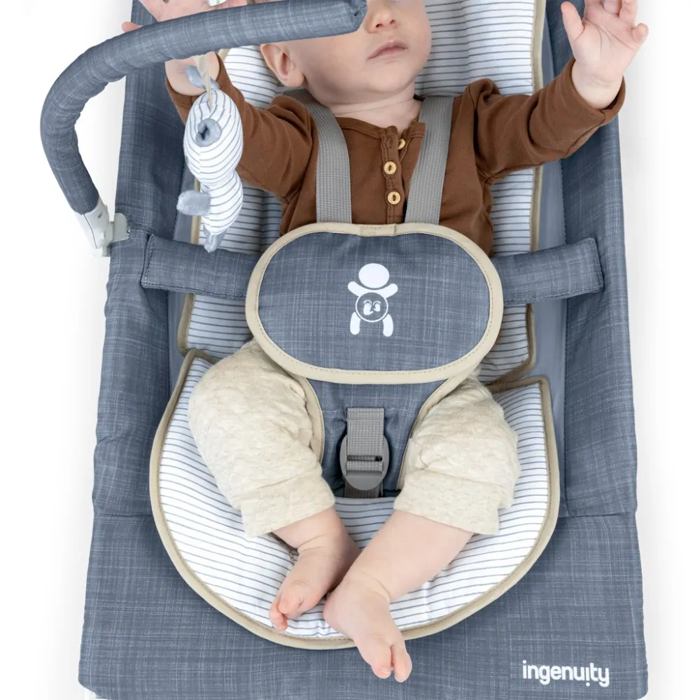 INGENUITY Lehátko masážní vibrující s melodií Happy Belly™ Rock-to-Bounce - Chambray 0m+ do 9kg