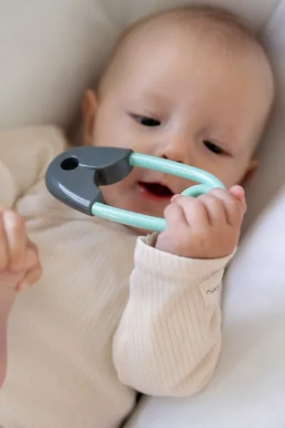  Chrastítko špendlík plast 12cm šedotyrkysové 12x19cm v sáčku 0m+