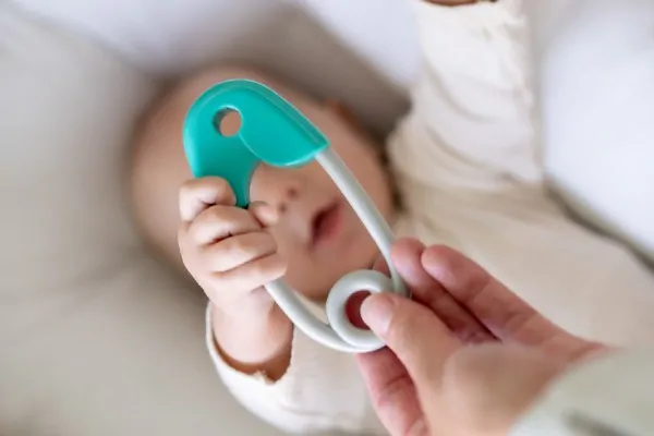  Chrastítko špendlík plast 12cm tyrkysovošedé 12x19cm v sáčku 0m+