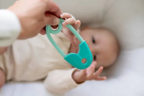  Chrastítko špendlík plast 12cm tyrkysové 12x19cm v sáčku 0m+