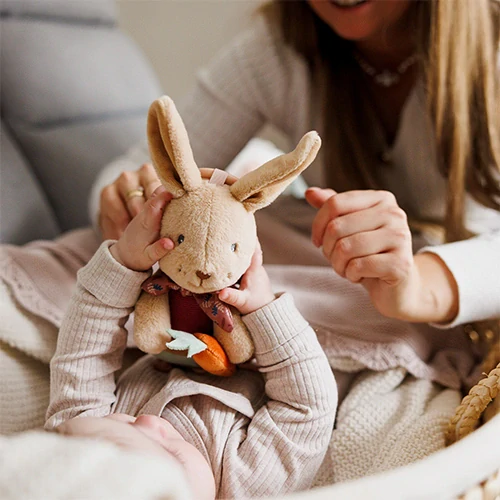 BABYONO Plyšová senzorická hračka - Králíček KARO