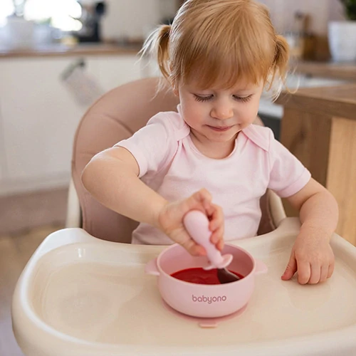 BABYONOBABYONO Miska silikonová s přísavkou a víčkem růžová 6m+
