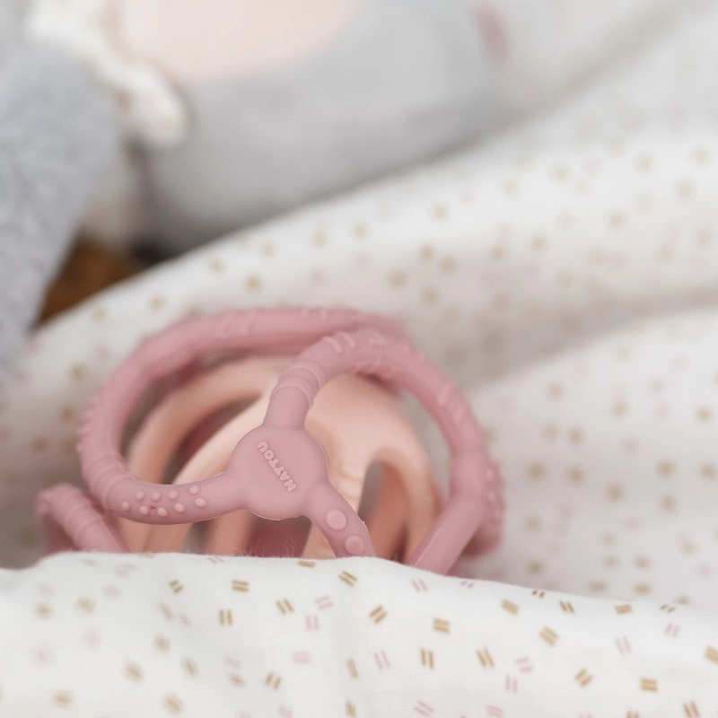 NATTOU Kousátko silikonové míč 2v1 bez BPA 10 cm růžová