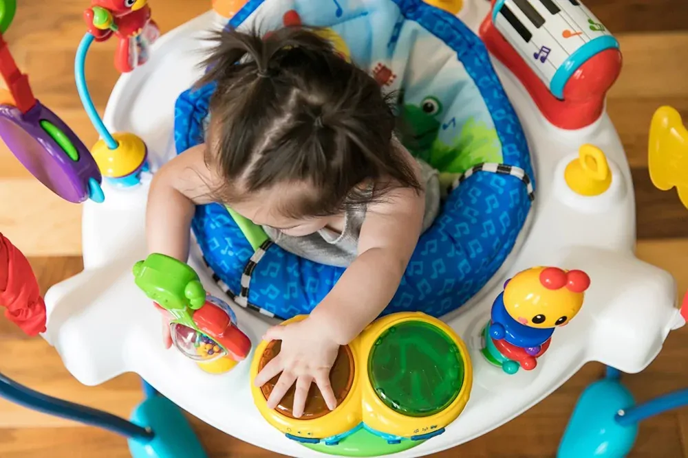 BABY EINSTEIN Skákadlo/aktivní centrum 2v1 Neighborhood Symphony 6m+ do 11 kg