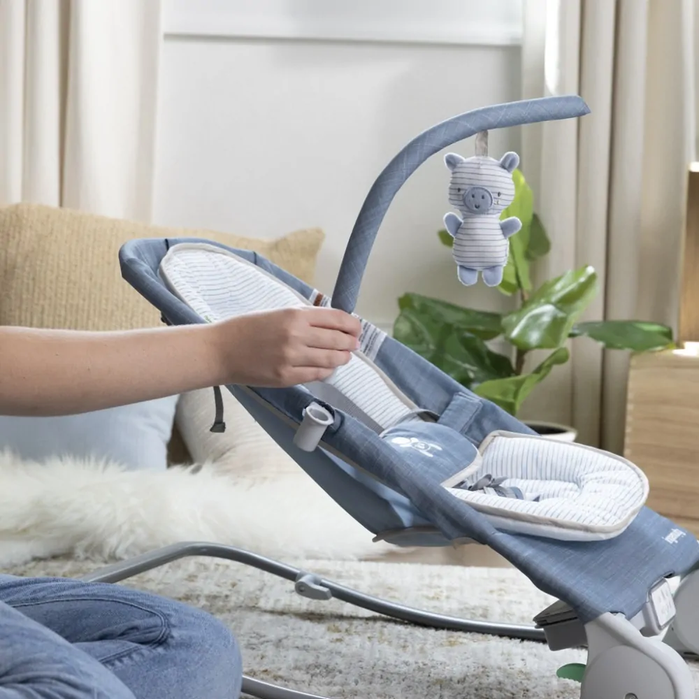INGENUITY Lehátko masážní vibrující s melodií Happy Belly™ Rock-to-Bounce - Chambray 0m+ do 9kg