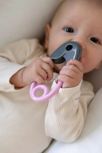  Chrastítko špendlík plast 12cm šedorůžové 12x19cm v sáčku 0m+