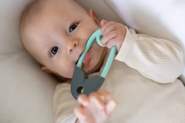  Chrastítko špendlík plast 12cm šedotyrkysové 12x19cm v sáčku 0m+