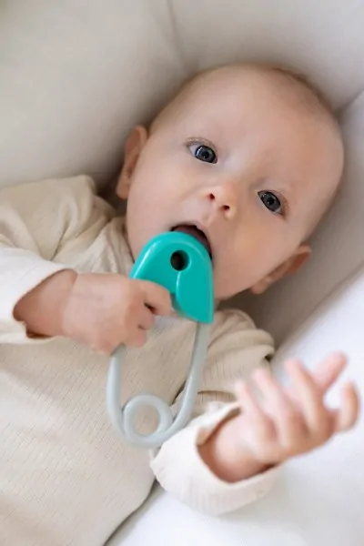  Chrastítko špendlík plast 12cm tyrkysovošedé 12x19cm v sáčku 0m+