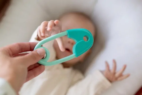  Chrastítko špendlík plast 12cm tyrkysové 12x19cm v sáčku 0m+