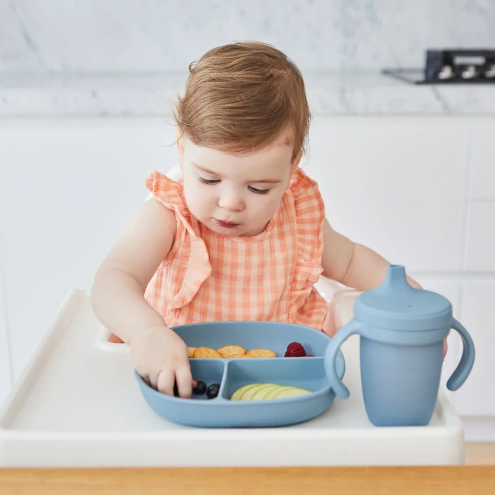 b.box Silikonový hrneček s pítkem 240 ml  Modrý