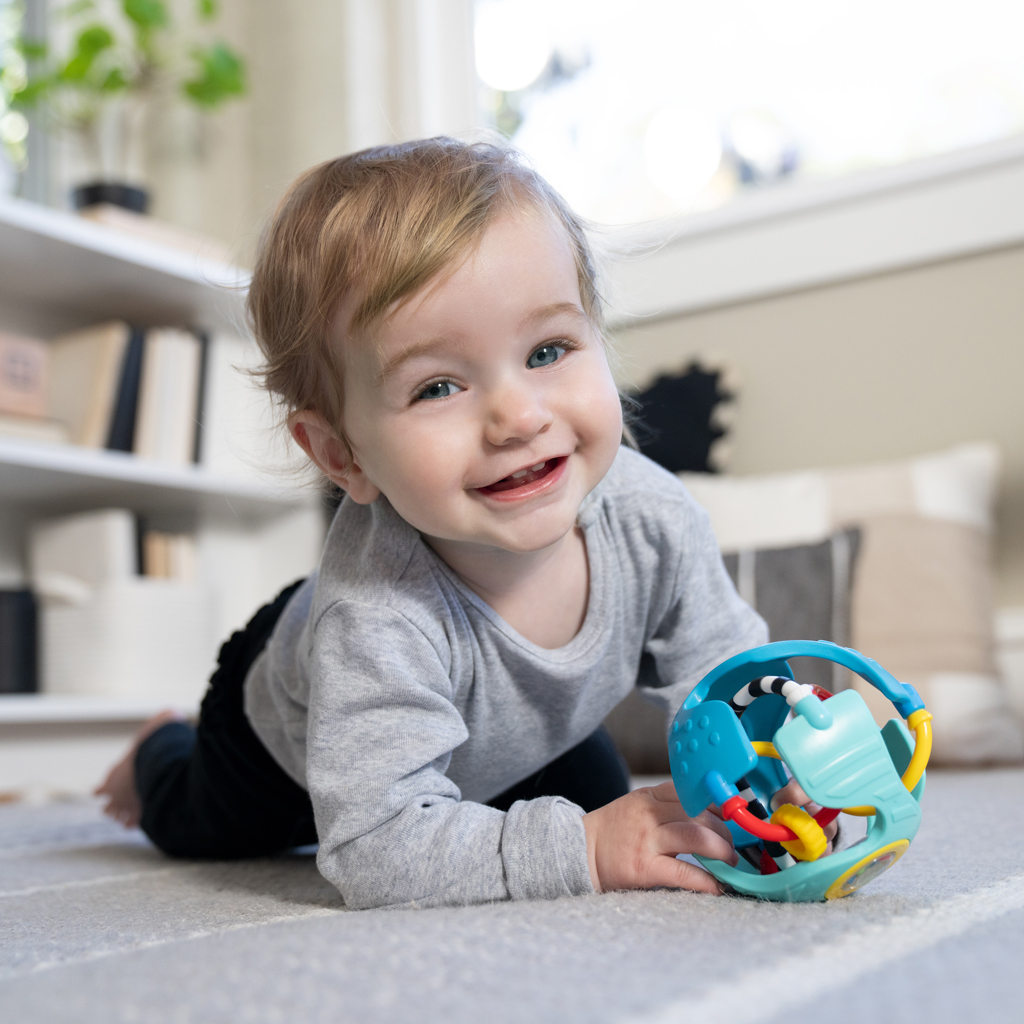 BABY EINSTEIN Hračka senzorický míč s kousátkem Rattle & Sense™ 3m+