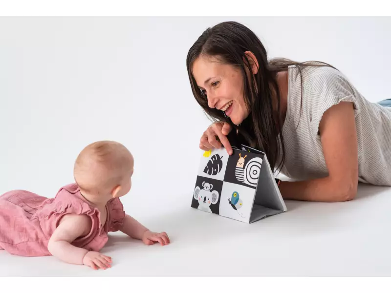 Taf Toys knížka pro hru na bříšku se zrcátkem 