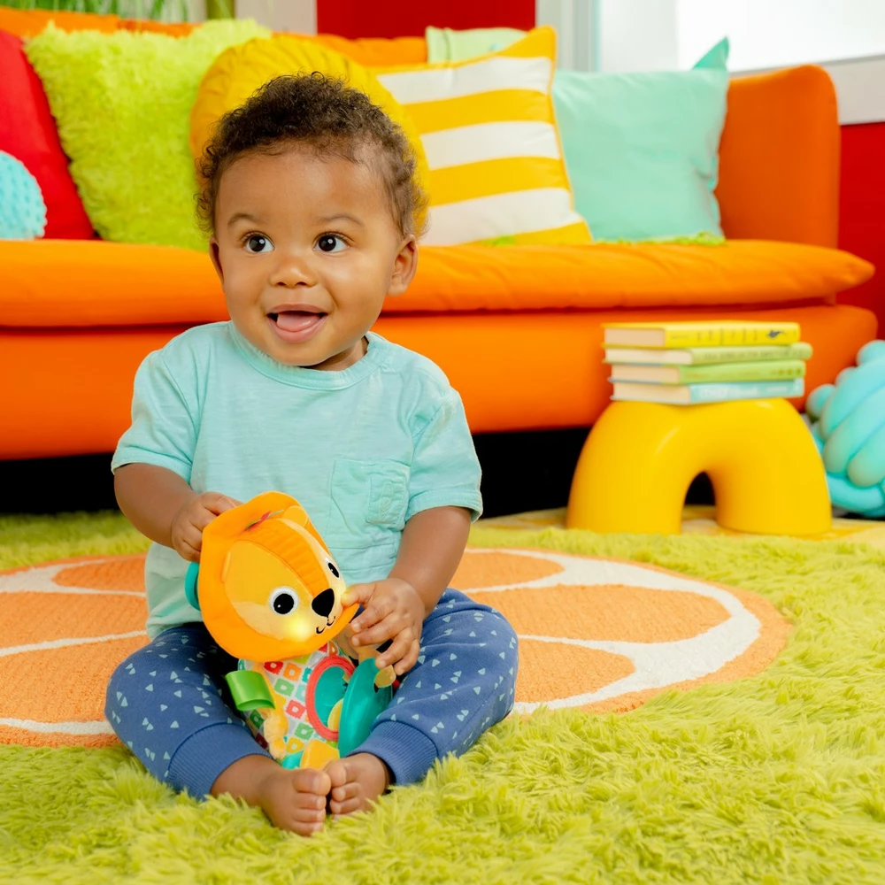 BRIGHT STARTS Hračka s melodií na C kroužku lev Huggin' Lights ™0m+