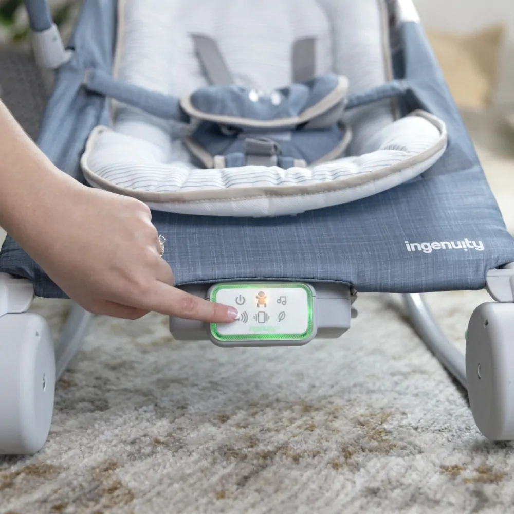 INGENUITY Lehátko masážní vibrující s melodií Happy Belly™ Rock-to-Bounce - Chambray 0m+ do 9kg