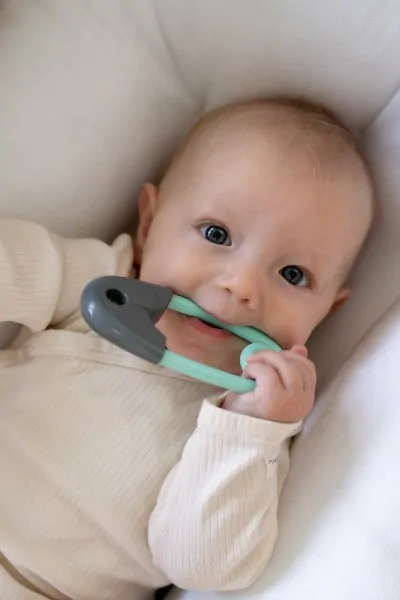  Chrastítko špendlík plast 12cm šedotyrkysové 12x19cm v sáčku 0m+