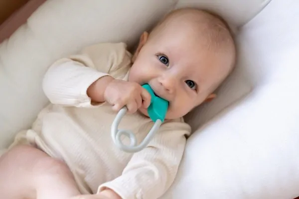  Chrastítko špendlík plast 12cm tyrkysovošedé 12x19cm v sáčku 0m+