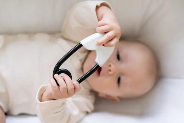  Chrastítko špendlík plast 12cm bíločerné 12x19cm v sáčku 0m+