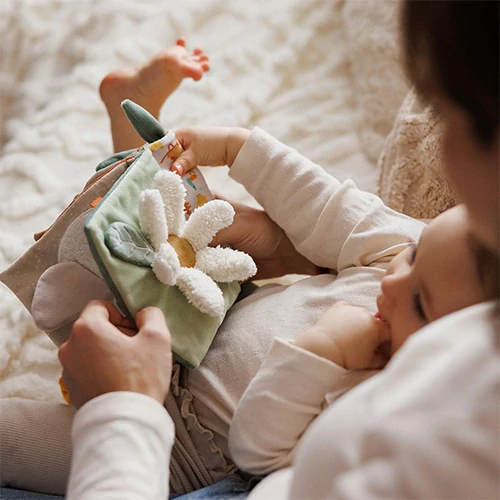 BABYONO Měkká senzorická knížka Kravička BINGO