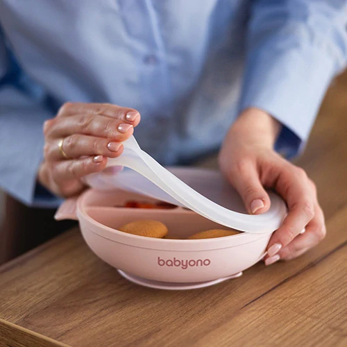 BABYONOBABYONO Talíř silikonový s přísavkou a víčkem růžový 6m+
