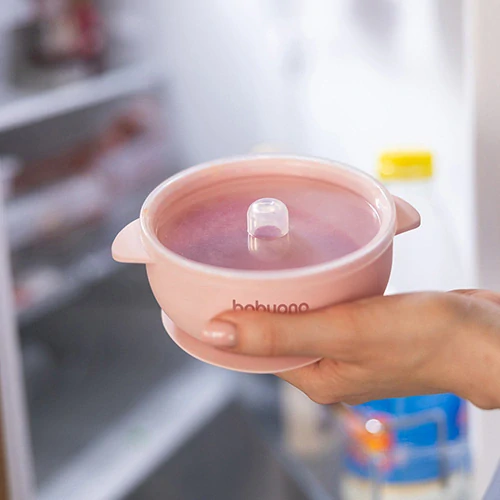 BABYONOBABYONO Miska silikonová s přísavkou a víčkem růžová 6m+
