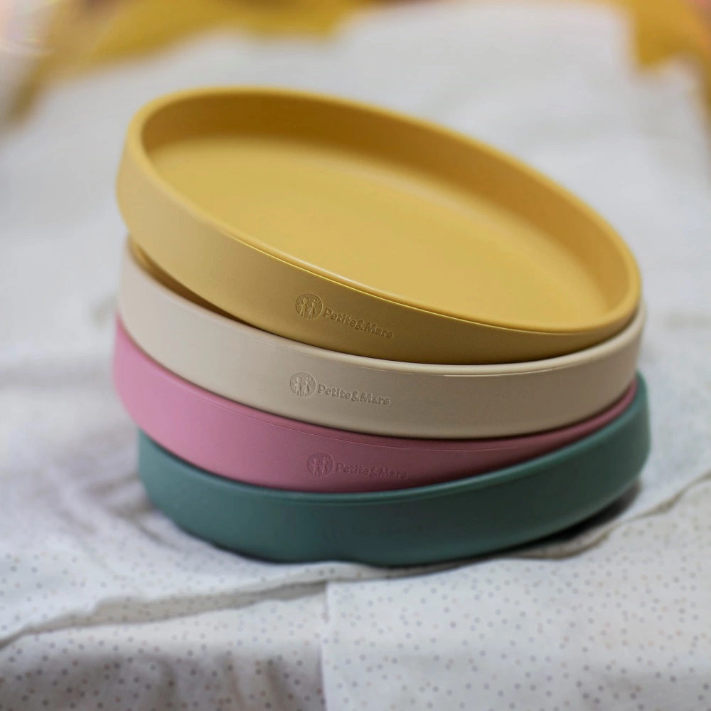 PETITE&MARS Set jídelní silikonový TAKE&MATCH 2 ks talíř + příbor Intense Ochre