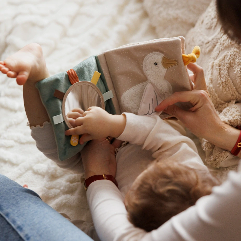 BABYONO Měkká senzorická knížka Kravička BINGO