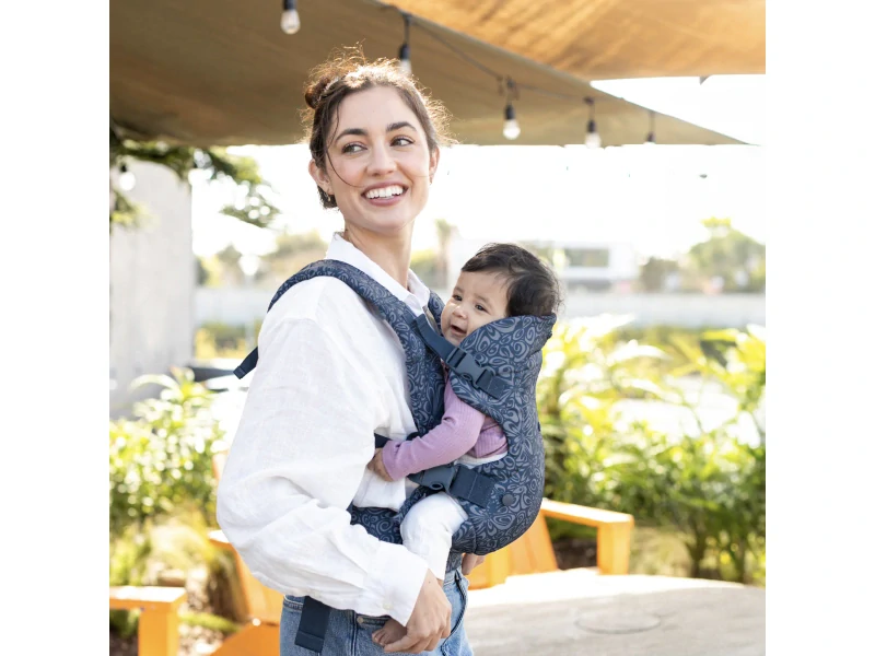 Infantino Nosítko Flip Advanced 4V1 Light & Airy Convertible Navy