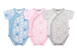 Bavlněné body krátký rukáv celorozepínací Zajíci Baby Service růžová velikost 56